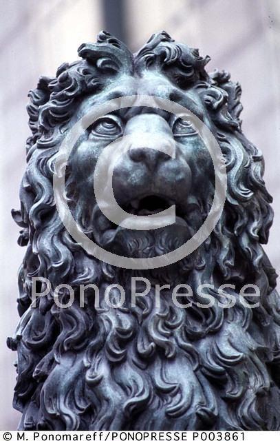Lion bronze